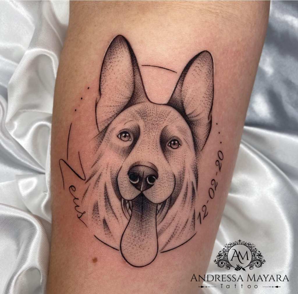 Tattoo zu Ehren eines Hundes mit dem Namen Zeus und Sterbedatum der Künstlerin Andressa Mayara Santa Catarina Brasilien