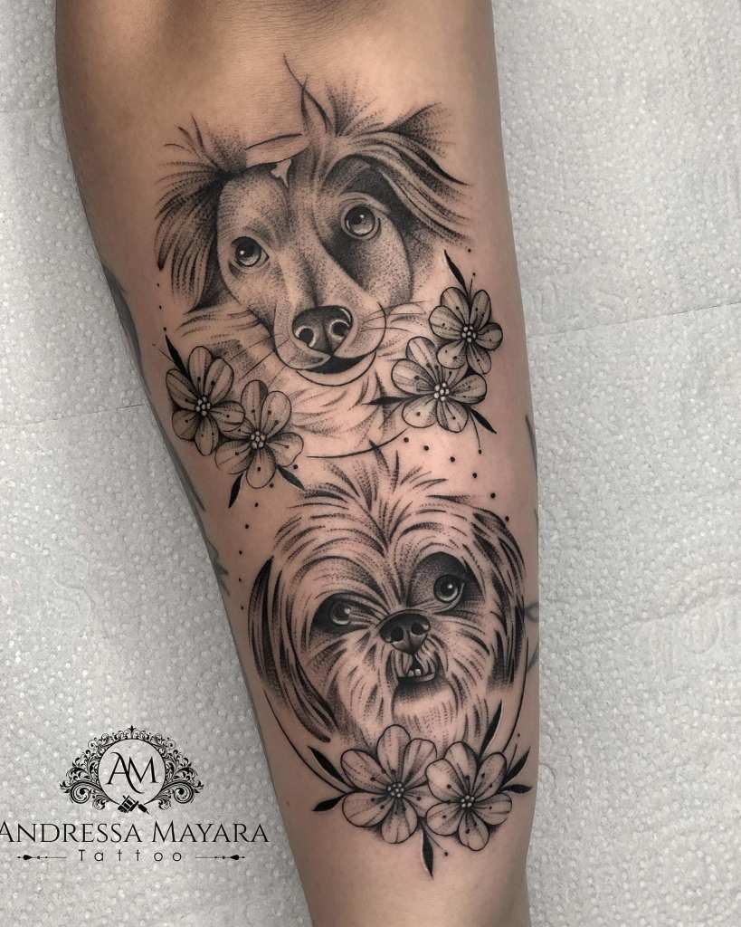 Tatuaggio in onore degli animali domestici, faccia, due cani e fiori. Artista Andressa Mayara Santa Catarina Brasile