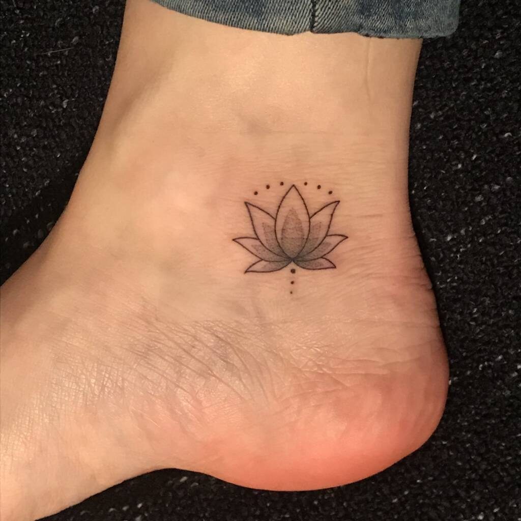 Kleine Tattoos. Kleine Lotusblume über der Ferse des Fußes