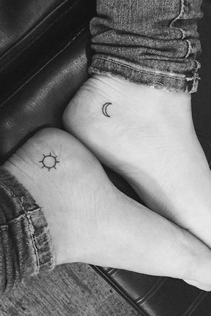 Petits Tatouages pour Couples Soleil et Lune sur les talons du pied