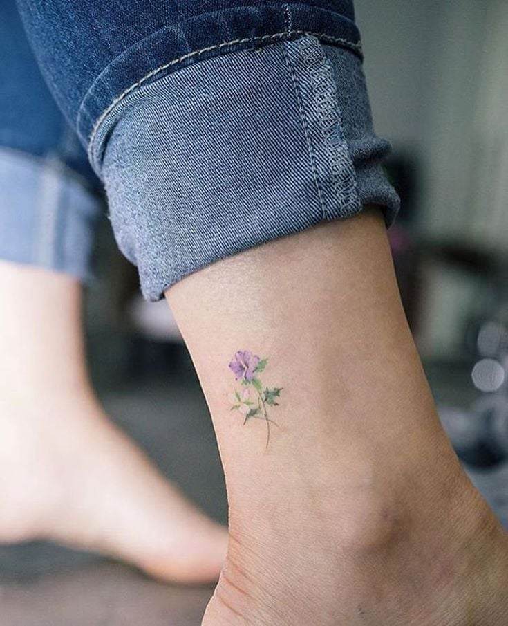 Tatuajes Chiquitos Pequena florcita violeta en pantorrilla