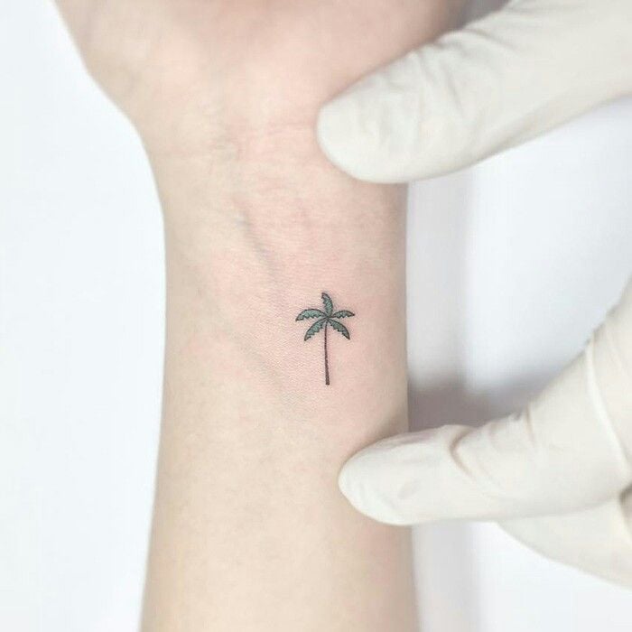 Tatuajes Chiquitos Pequena palmeta en muneca