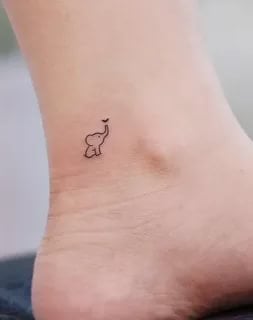 Winzige kleine Elefanten-Tattoos auf der Wade