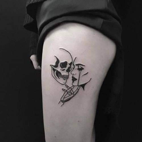 Schädel-Tattoos auf BlackWork-Oberschenkel. Eine Frau, die das Gesicht einer weinenden Frau küsst, symbolisiert den Verlust des Paares