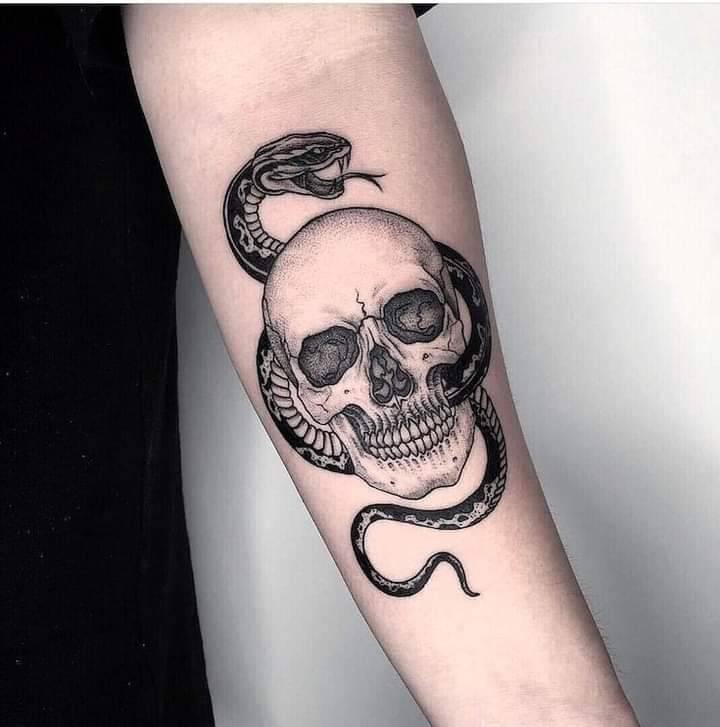 Totenkopf-Tattoos in BlackWork mit gewundener Schlange
