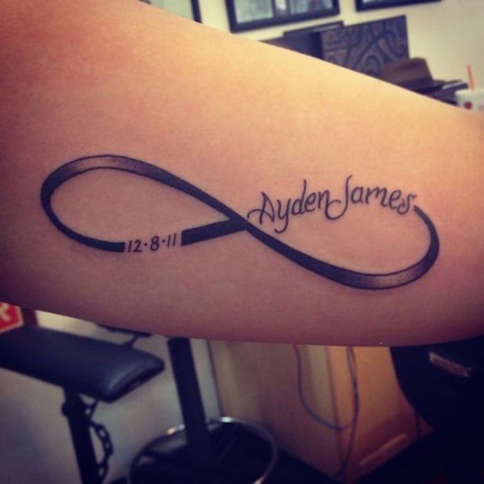 Tatuaggi con data con infinito e nome Ayden James