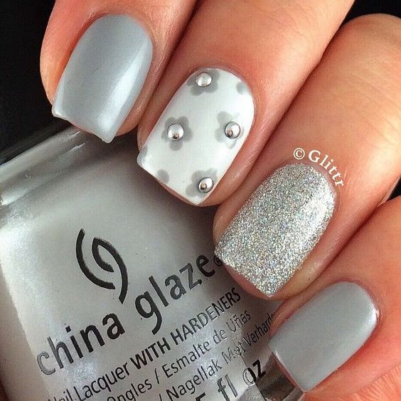 Verzierte graue Nägel mit glänzenden Steinaccessoires und Blumenzeichnungen China Glaze Lacquer