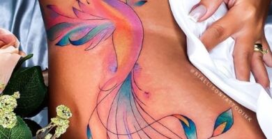 1 TOP 1 Colorida Ave Fenix en muslo y parte del costado del abdomen Azul Naranja Fucsia Riallison Silva Tattoo Artist