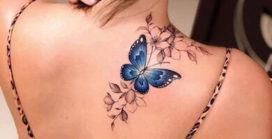 1 TOP 1 Idee per tatuaggi carini sulla scapola e sul collo di una donna, farfalla blu con fiori, foglie e ramoscelli neri