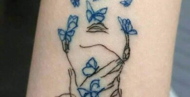 1 TOP 1 Tatuajes Azules Contorno de Rostro con Mano al Cuello y Mariposas Azules saliendo de la cara y cabeza