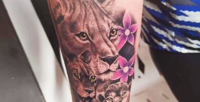 1 TOP 1 Tatuajes Originales Mujer Leona con Dos Cachorros Realismo antebrazo Nombres Nicolas y Santiago Fechas Flores Violetas
