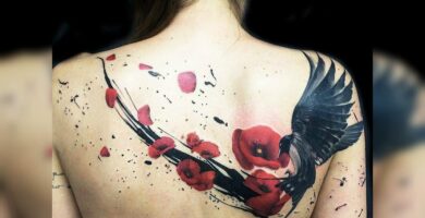 1 TOP 1 Tatuajes Significativos Este Tatuaje tiene una gran expresividad una gran Cuervo y Amapolas profundamente rojas representa pasion y porque no caos ESPALDA