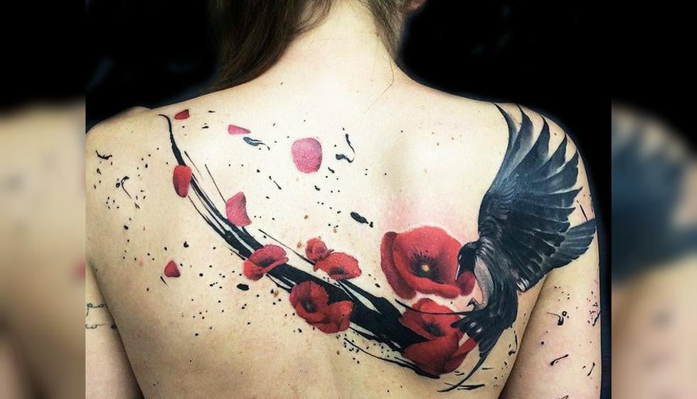 1 TOP 1 Tatuajes Significativos Este Tatuaje tiene una gran expresividad una gran Cuervo y Amapolas profundamente rojas representa pasion y porque no caos ESPALDA