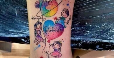 1 TOP 1 Tatuajes originales Hermoso motivo para tobillo y pantorrilla tres hijos y un angelito planetas colores lunas estrellas corazones