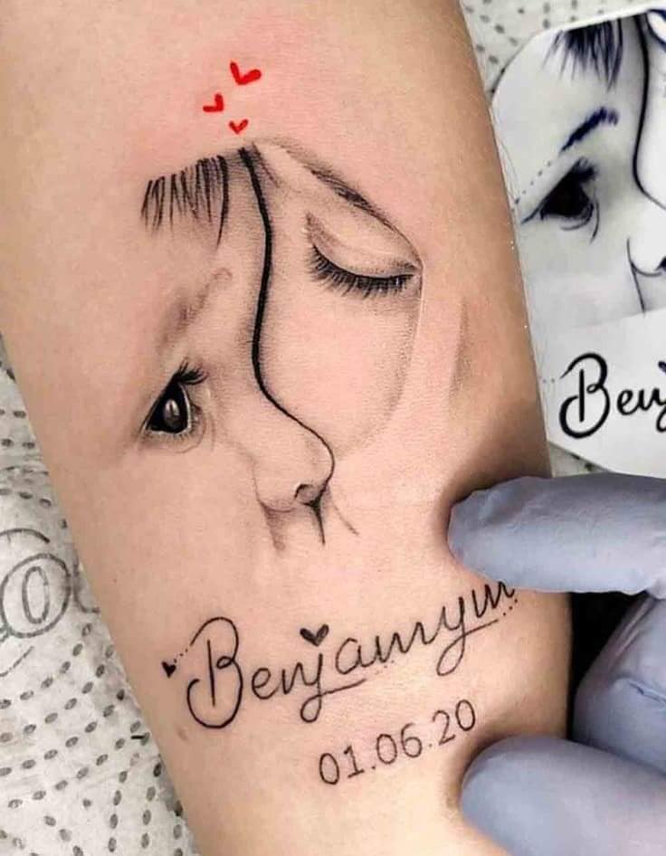 1 TOP 1 tatuaggi originali per madre e figli Volti realistici in nero con nome Benyamym e data piccoli cuori sull'avambraccio