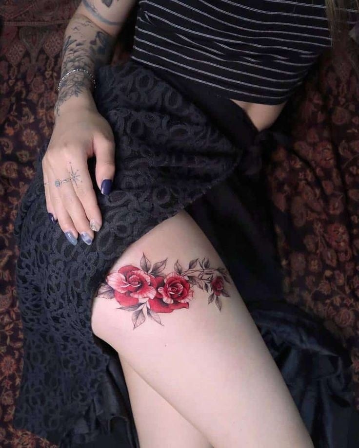 1 Tatuajes Muslo Mujer Tres Rosas Rojas y hojas