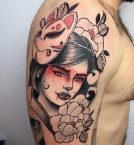 10 Tatuaggio NeoTradizionale di Volto di Donna con linee rosse e maschere con fiori bianchi sul braccio
