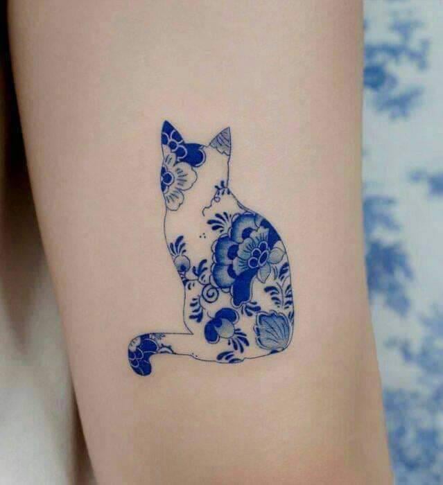 10 blaue Tattoos Katze mit Textur aus Blumen und Ornamenten