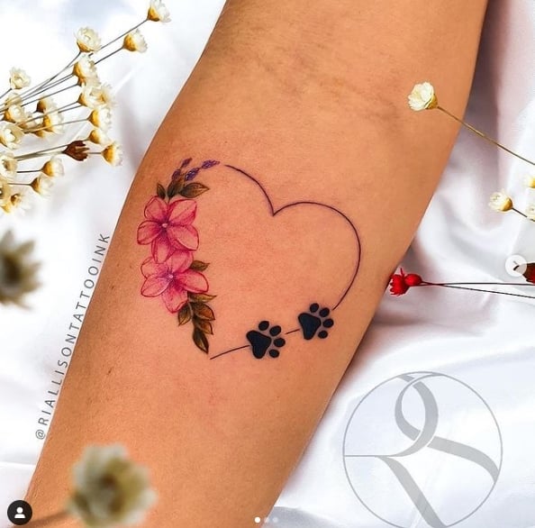 11 Coeur sur l'avant-bras avec deux petites pattes de chien et de petites fleurs roses avec des feuilles vertes Riallison Silva Tattoo Artist