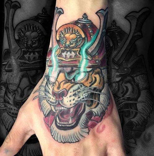 11 Lion de visage de tigre de tatouage néotraditionnel avec des yeux célestes sortant d'un halo à la main motif artistique