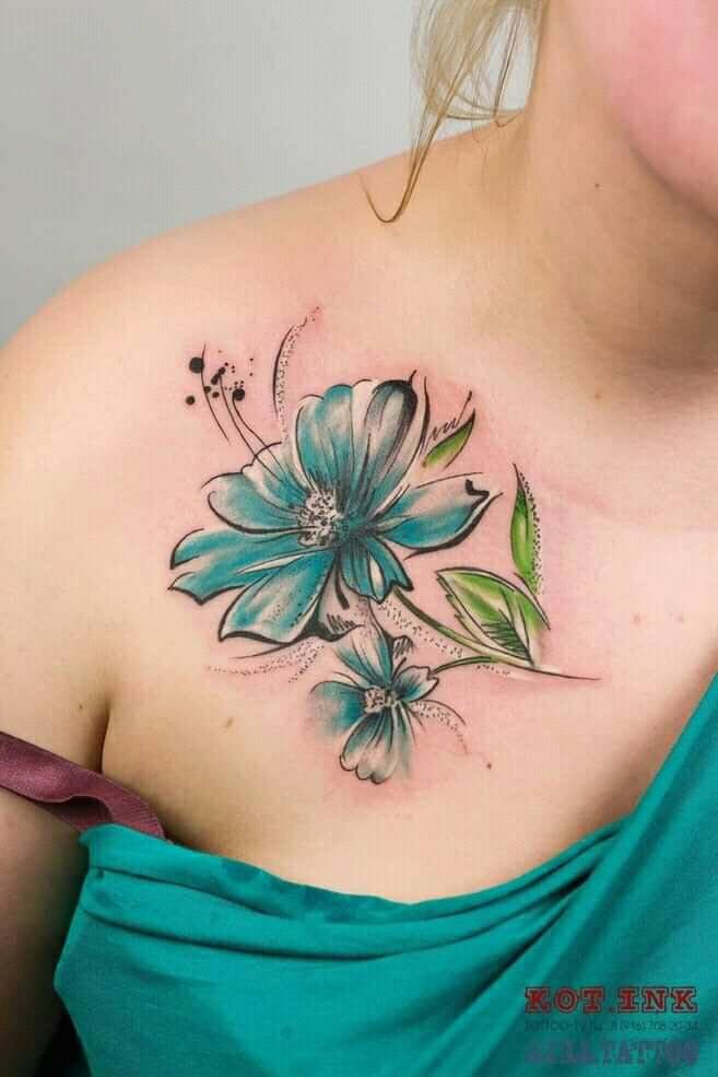 116 graziosi tatuaggi di fiori azzurri sulla clavicola con foglie e rami neri