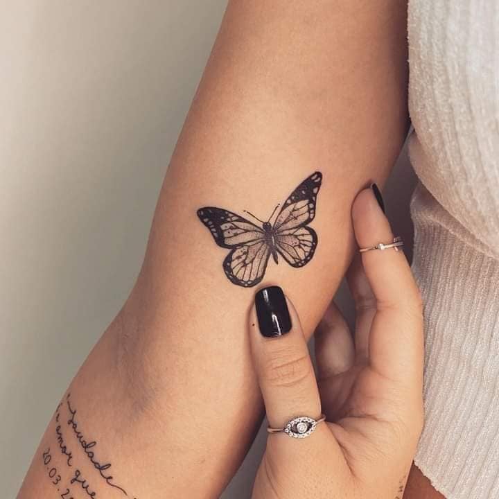12 Ideen für süße schwarze Schmetterlings-Tattoos auf dem Arm, zart und ästhetisch