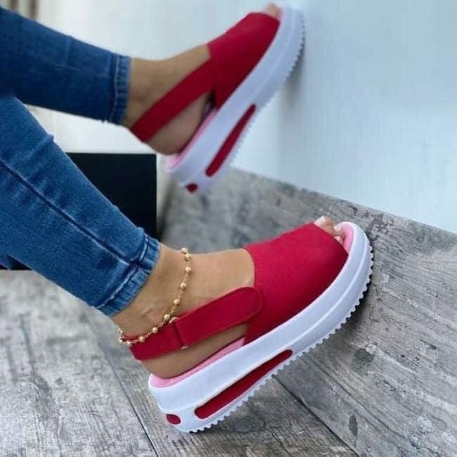 12 Sandálias Femininas Vermelhas Baixas com sola de borracha branca atrás do tornozelo