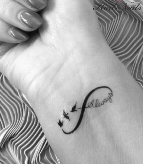 12 Tatuajes Significativos el infinito significa para siempre y los pajaros significan nuestra familia o hijos en muneca