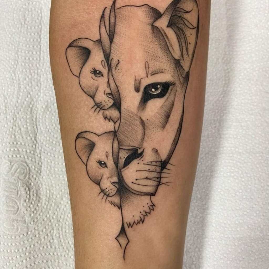 128 bellissimi tatuaggi per donne Volto di leonessa con due cuccioli su una freccia