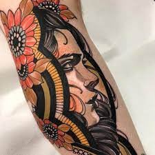 13 NeoTraditionelles Tattoo Frauengesicht im Profil mit Blumen und schwarzen Halbkreisen