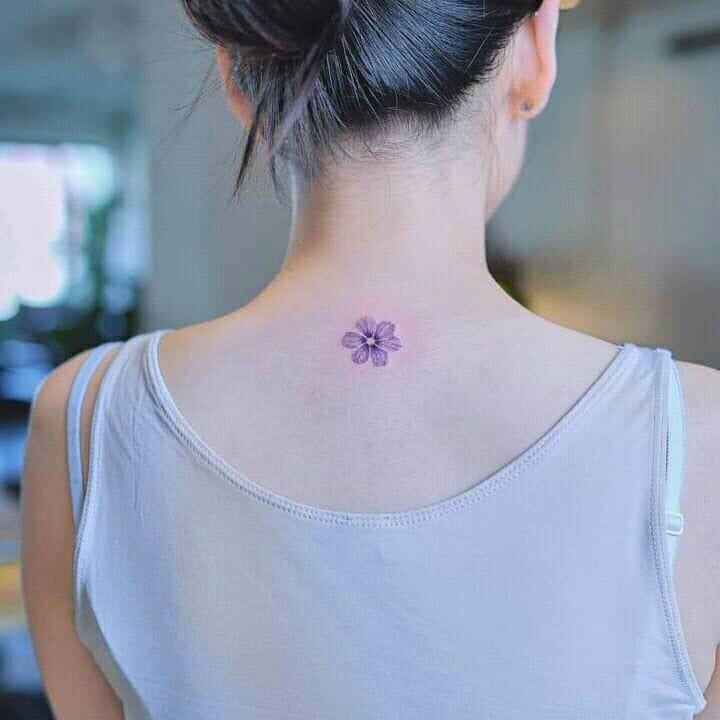 135 graziosi piccoli tatuaggi minimalisti alla base del collo Fiore con sei petali viola