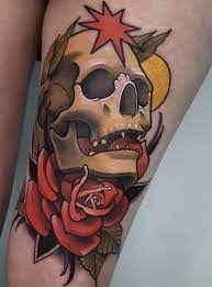 14 Teschio tatuaggio neotradizionale con fiori di rosa rossa e stella
