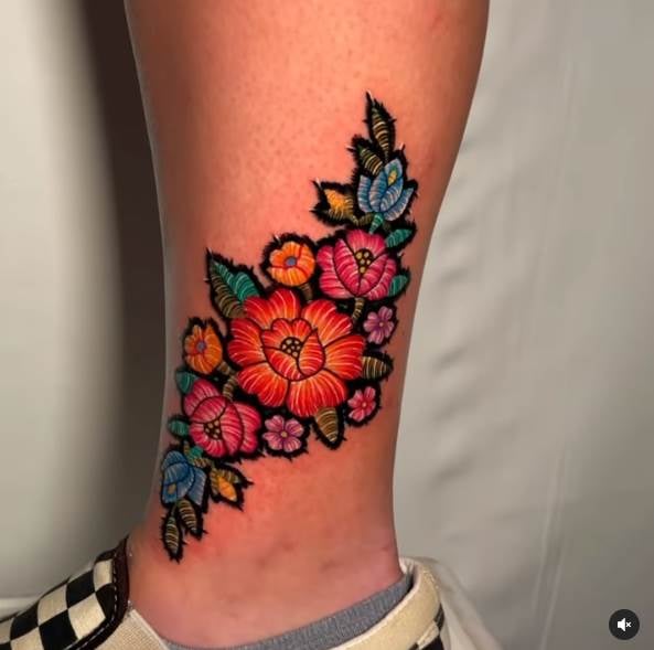 14 Tatouages brodés Artiste Fernanda Alvarez Art Mexique Coiffe de fleurs aux couleurs intenses sur le mollet