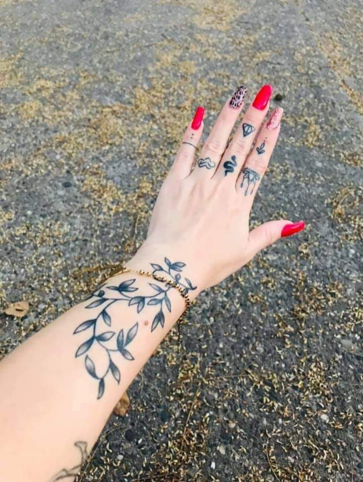 14 Tatuajes Originales Enredadera negra en antebrazo en los dedos serpiente diamente loto