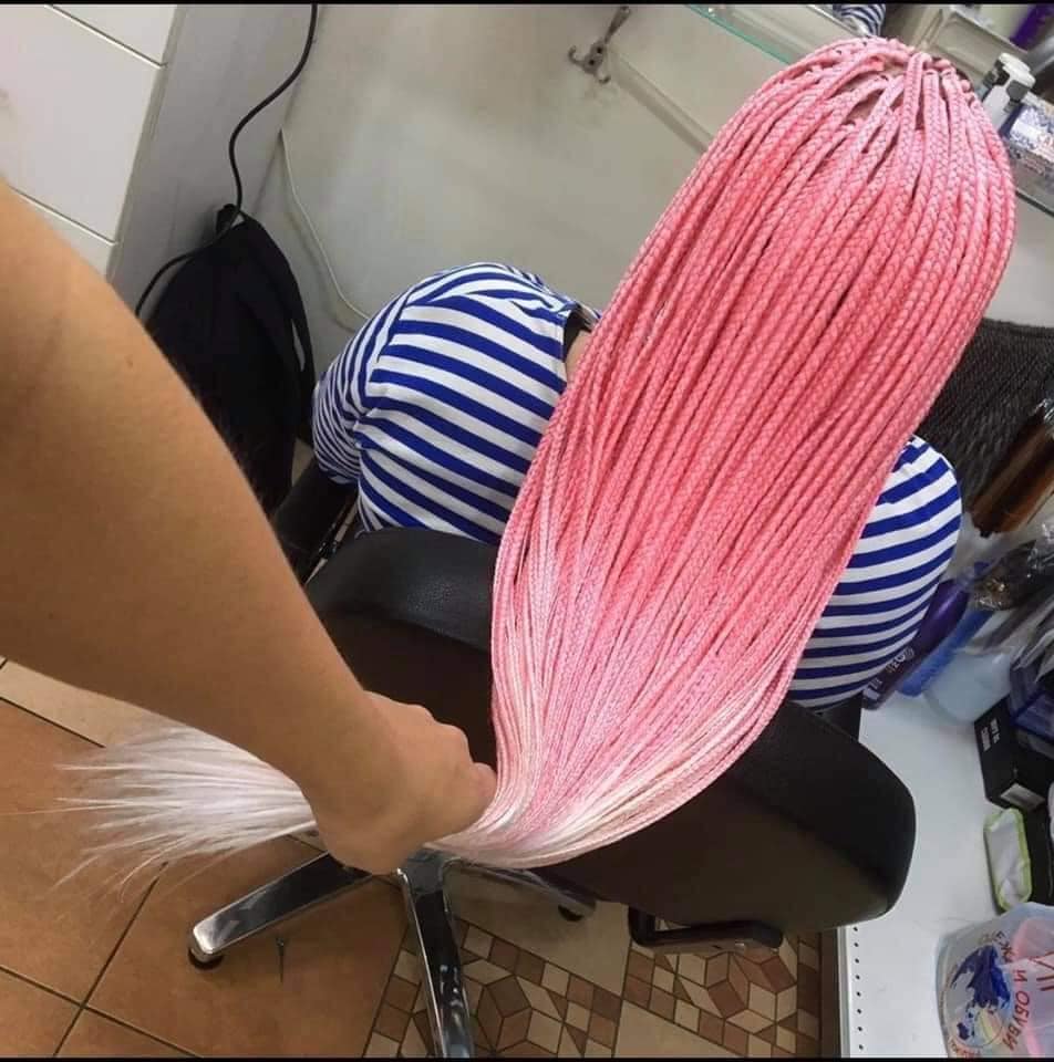 14 tresses africaines couleur rose et pointes blanches