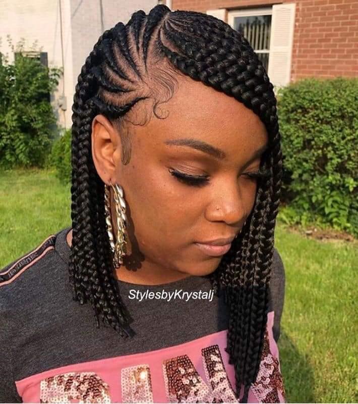 14 coiffures de tresses africaines pour cheveux courts avec un point d'origine fixe sur le front