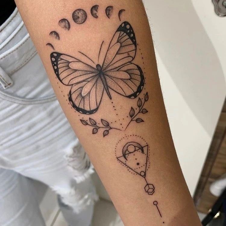 142 Bellissimi tatuaggi per donne Farfalla con fasi lunari e disegni geometrici in nero sull'avambraccio
