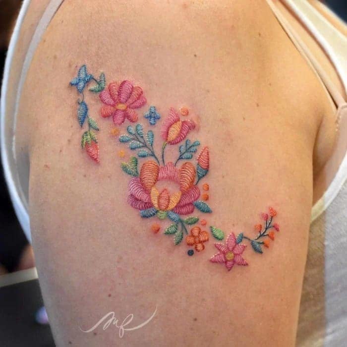 15 gestickte Tattoos der Künstlerin Fernanda Alvarez Art Mexico. Zarte Blumen und Blätter auf dem Arm