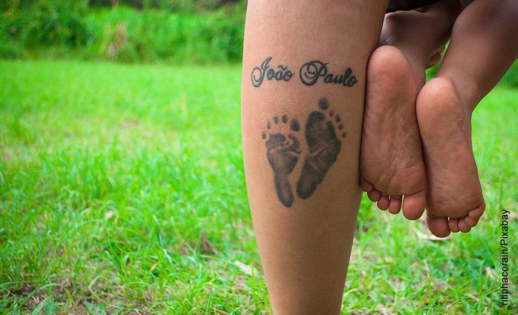 15 Tatuajes Significativos hermoso tatuaje cuando amamos a nuestros hijos y queremos dejar plasmada sus pies en nuestra piel
