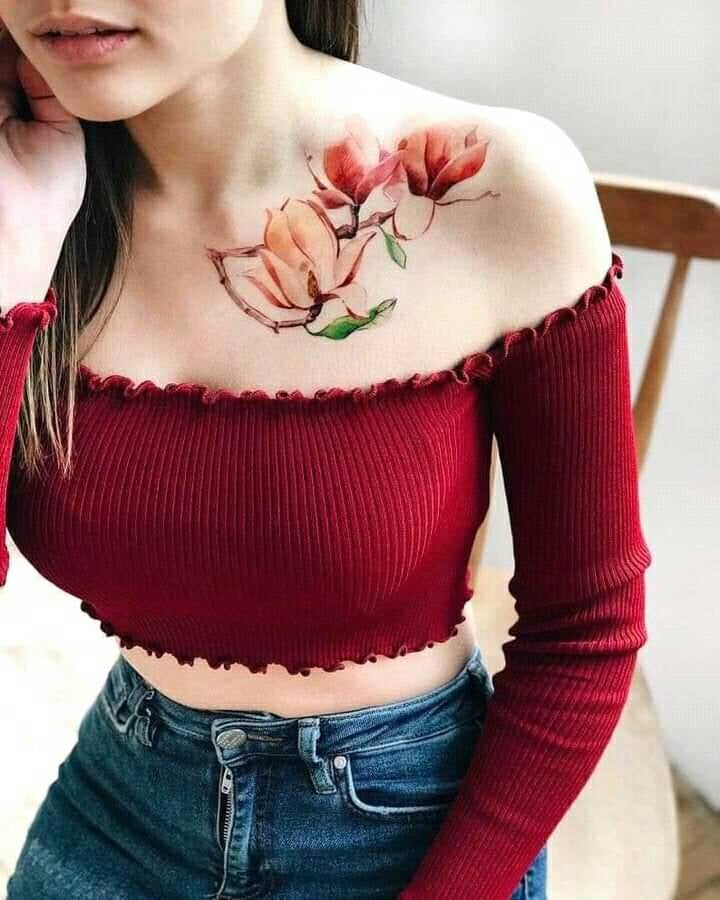 154 süße rote und orangefarbene Blumen-Tattoos auf dem Schlüsselbein einer Frau