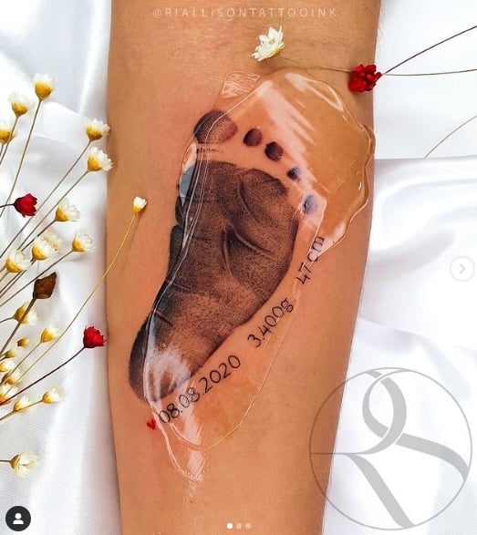16 Footprint with date and size and weight of birth on forearm Riallison Silva Tattoo Artist