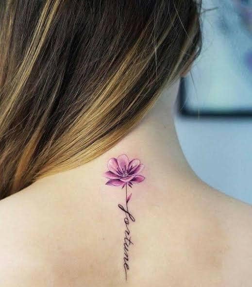 16 idées de tatouages de fleurs violet clair mignon à la base du cou avec une tige formant le mot fortune Fortune