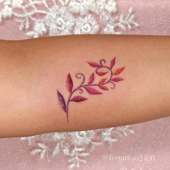 16 gestickte Tattoos der Künstlerin Fernanda Alvarez Art Mexico, kleine ockerfarbene und violette Zweige und Blätter