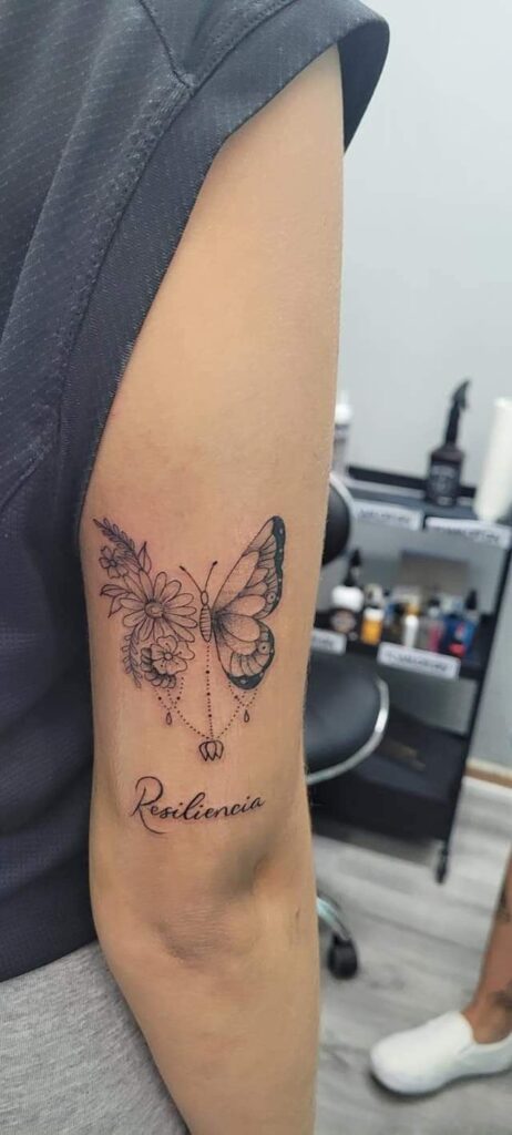 16 Tatuajes Originales Mariposa Delicada Negra con fases de Flores y Alas con adornos y palabra resiliencia