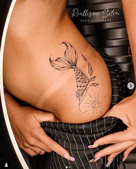 17 Coda di pesce sirena con sole sul lato dell'inguine Riallison Silva Tattoo Artist