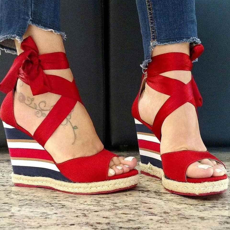 17 Rote Damen-Sandalen mit hohem Plateau, Bändern und Knöcheloverall mit offener Zehenpartie