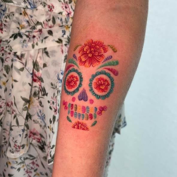 17 Tatuajes Bordados Artista Fernanda Alvarez Art Mexico Silueta de Calavera Catrina donde se ven los dientes ojos Flores
