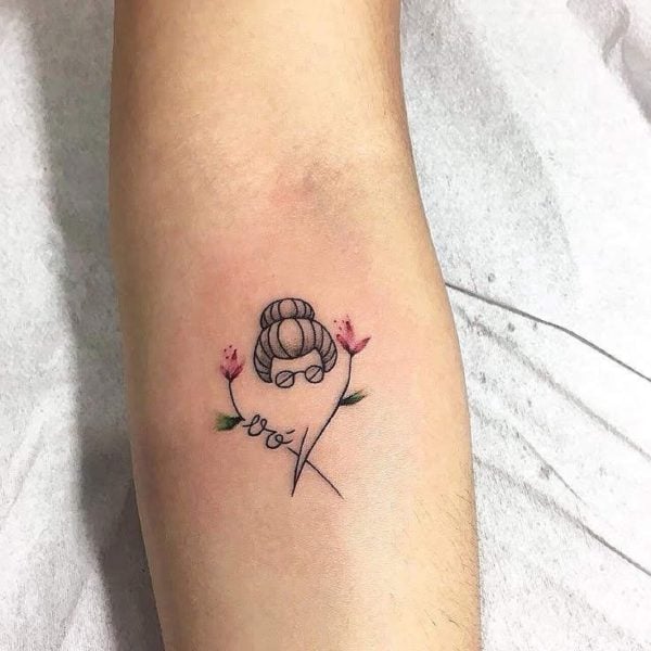 17 Tatuajes Significativos en honor a uan abuela que se ama mucho en antebrazo con dos florecitas