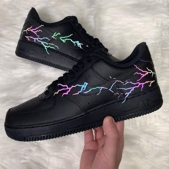 17 Chaussures de tennis Nike Air Force 1 noires personnalisées avec réfléchissantes avec des rayons colorés