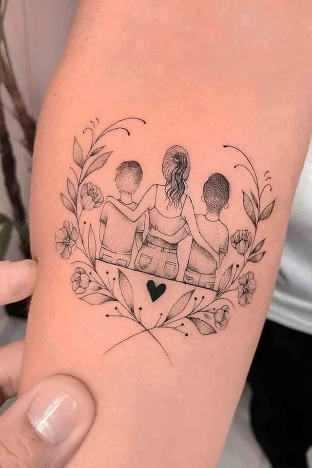 17 tatuaggi originali a matita per madre e figli sulla schiena madre che abbraccia due grandi bambini seduti con allori e fiori sui lati